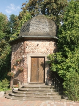 Jüchen-Damm : Nikolauskloster, Gedenkpavillon